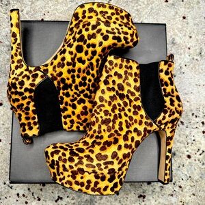 Vince Camuto women’s pull on ankle boot. Size 9.